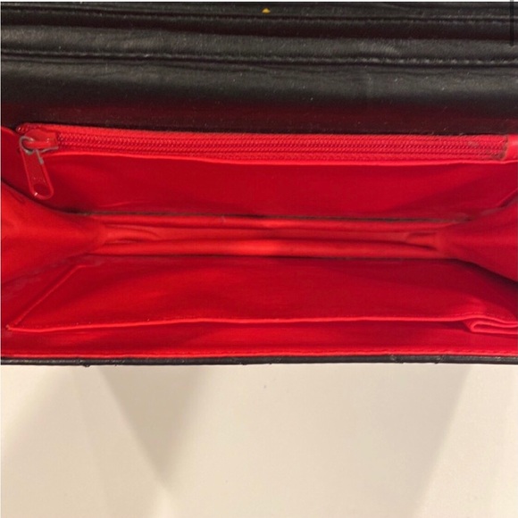 Vintage black quilted leather cc bag with red lining and chain strap - Picture 5 of 13